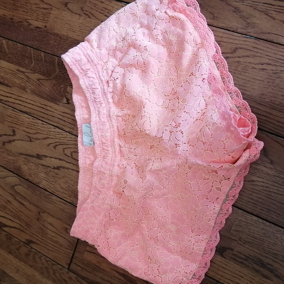 PRICE DROP! Aritzia Talula Lace Shorts - Picture 4 of 5